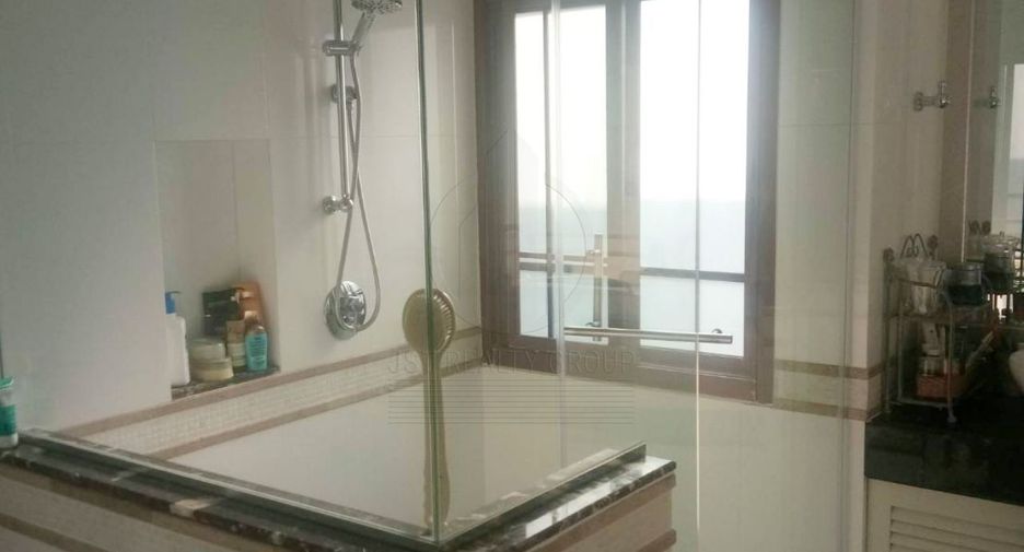 For rent 4 bedrooms house in Watthana, Bangkok