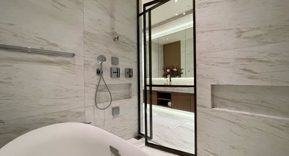 For rent 2 bedrooms condo in Pathum Wan, Bangkok