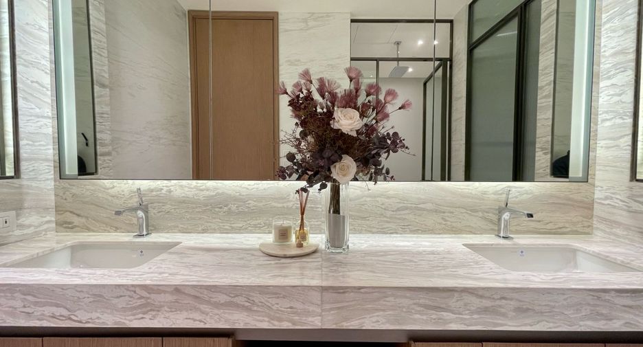 For rent 2 bedrooms condo in Pathum Wan, Bangkok