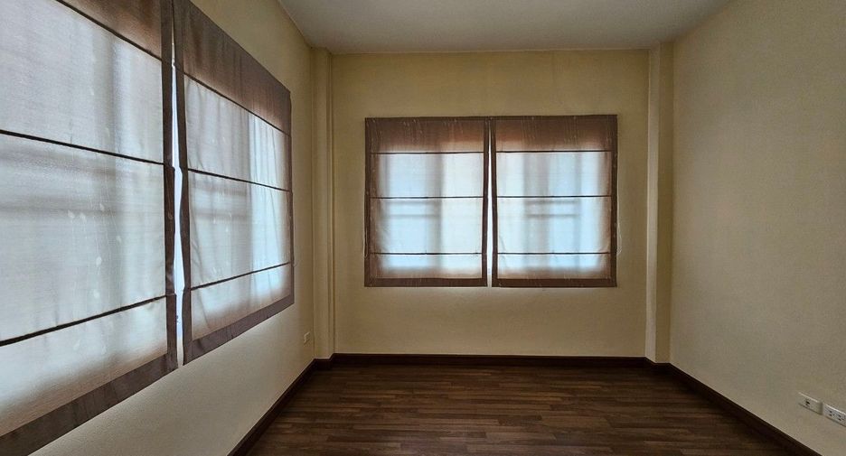 For sale 3 bedrooms house in Saraphi, Chiang Mai
