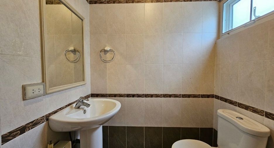 For sale 3 bedrooms house in Saraphi, Chiang Mai