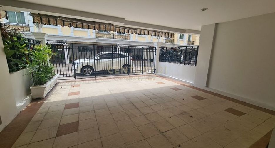 Casa adosada en venta de 4 habitaciones en Dusit, Bangkok