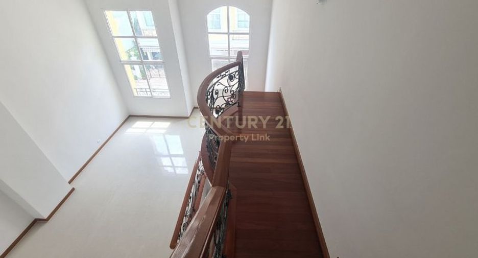 For sale 4 bed townhouse in Dusit, Bangkok