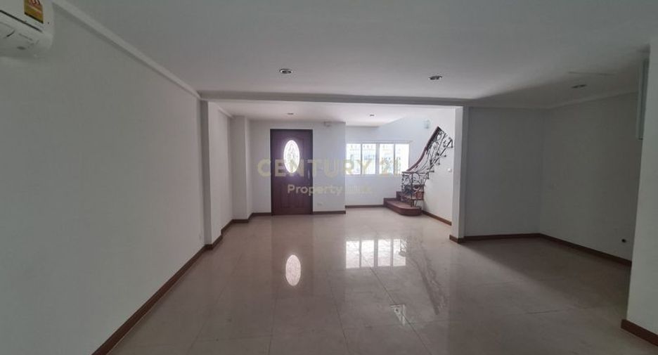 For sale 4 Beds townhouse in Dusit, Bangkok