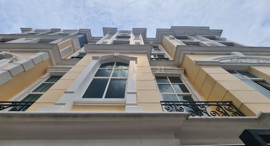 For sale 4 Beds townhouse in Dusit, Bangkok