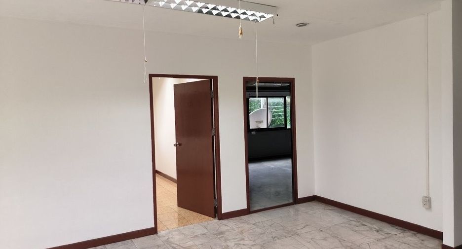 For rent 10 bedrooms retail Space in Wang Thonglang, Bangkok