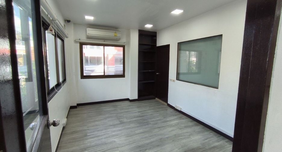 For rent 10 bedrooms retail Space in Wang Thonglang, Bangkok