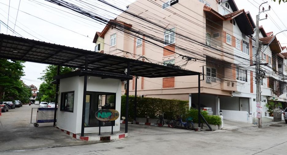 Reihenhaus zum Kauf mit 5 Zimmer in Lat Phrao, Bangkok