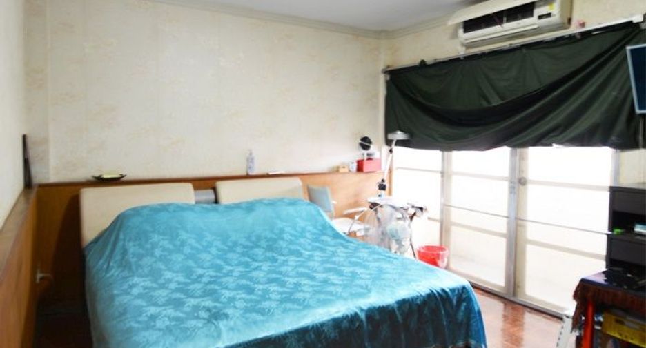 Reihenhaus zum Kauf mit 5 Zimmer in Lat Phrao, Bangkok