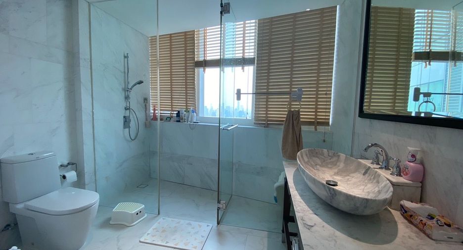 Condo en alquiler de 3 habitaciones en Khlong Toei, Bangkok