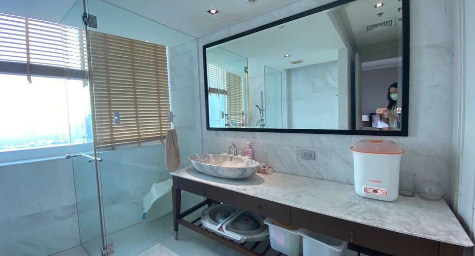 Condo en alquiler de 3 habitaciones en Khlong Toei, Bangkok