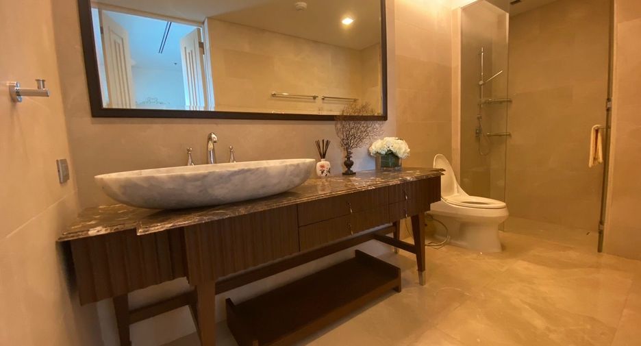 Condo en alquiler de 3 habitaciones en Khlong Toei, Bangkok