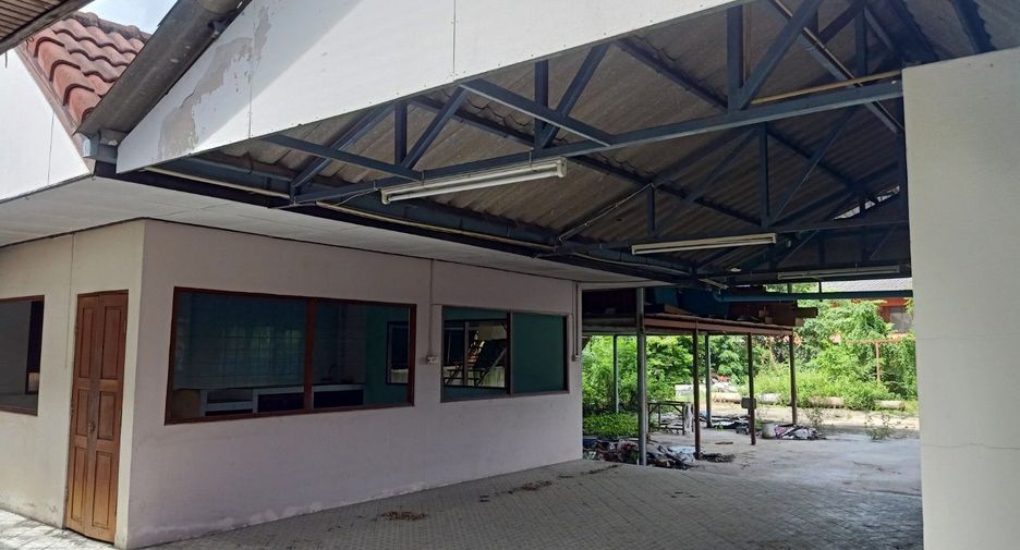 For rent 4 bed retail Space in Mueang Lamphun, Lamphun