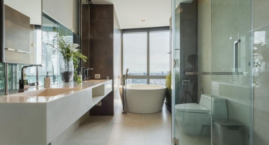 For rent そして for sale 2 ベッドルーム condo in Khlong Toei, Bangkok