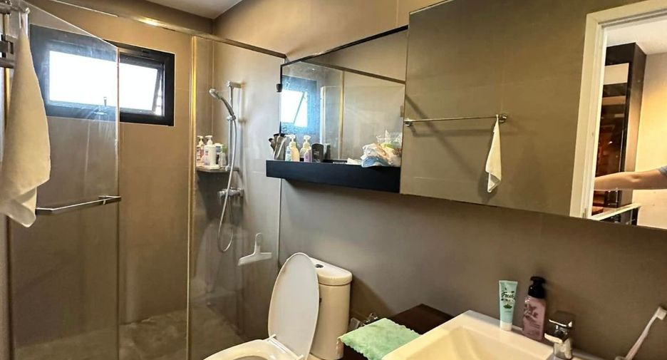 For rent 3 bedrooms townhouse in Yan Nawa, Bangkok