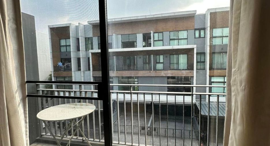For rent 3 bedrooms townhouse in Yan Nawa, Bangkok