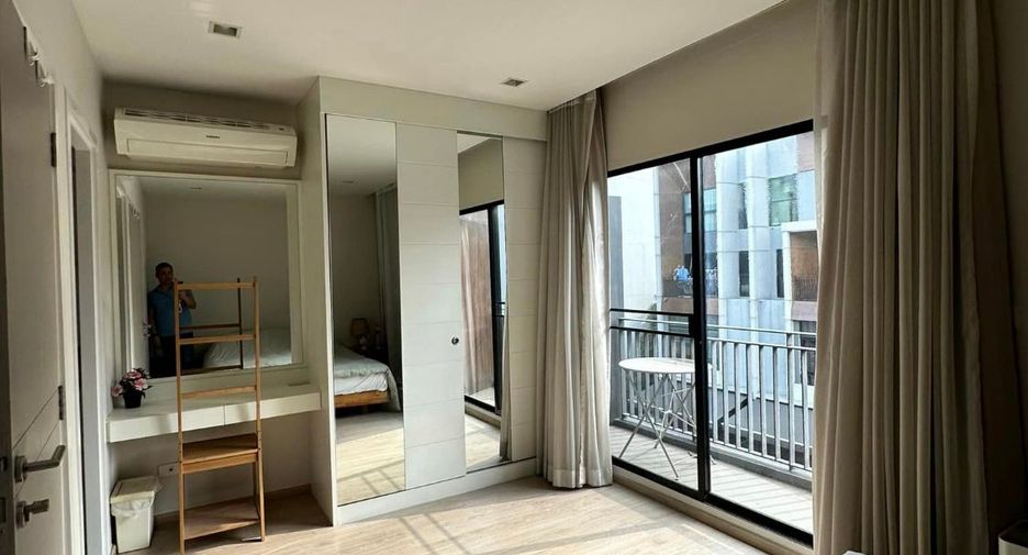 For rent 3 bedrooms townhouse in Yan Nawa, Bangkok