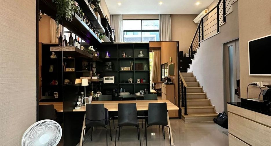 For rent 3 bedrooms townhouse in Yan Nawa, Bangkok