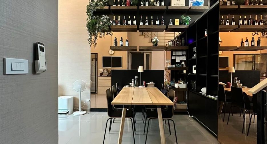 For rent 3 bedrooms townhouse in Yan Nawa, Bangkok