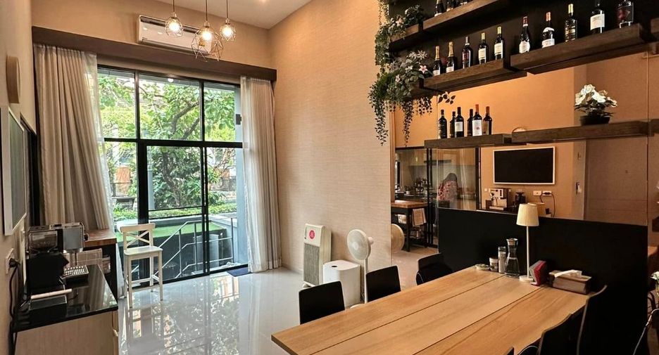 For rent 3 bedrooms townhouse in Yan Nawa, Bangkok