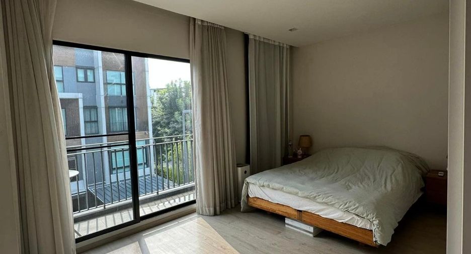 For rent 3 bedrooms townhouse in Yan Nawa, Bangkok
