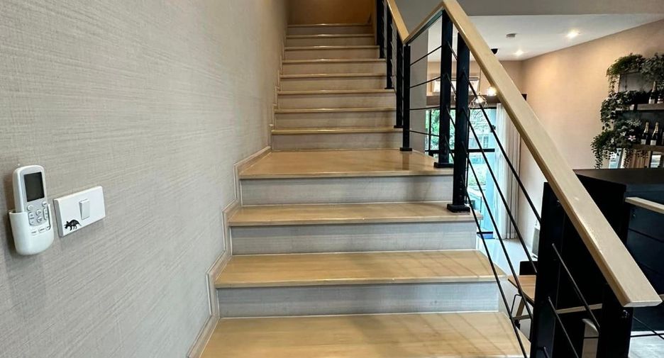 For rent 3 bedrooms townhouse in Yan Nawa, Bangkok