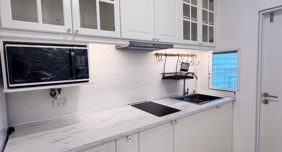 For rent 3 bedrooms townhouse in Prawet, Bangkok