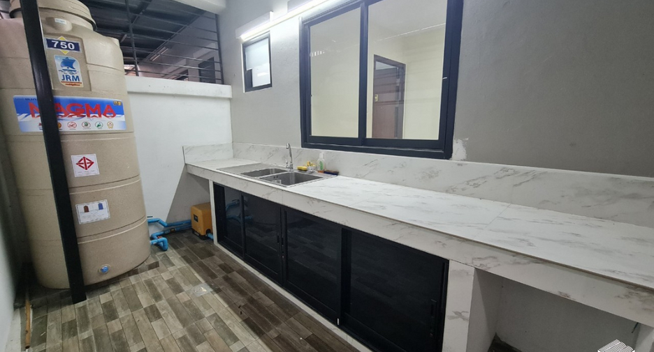 For rent 6 bed retail Space in Mueang Chiang Mai, Chiang Mai