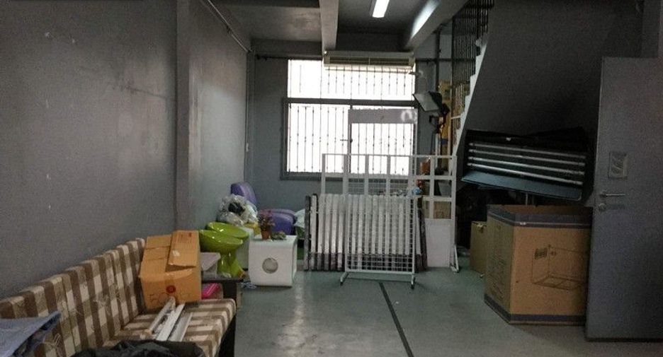 Gewerbefläche zum Kauf mit 2 Zimmer in Lak Si, Bangkok