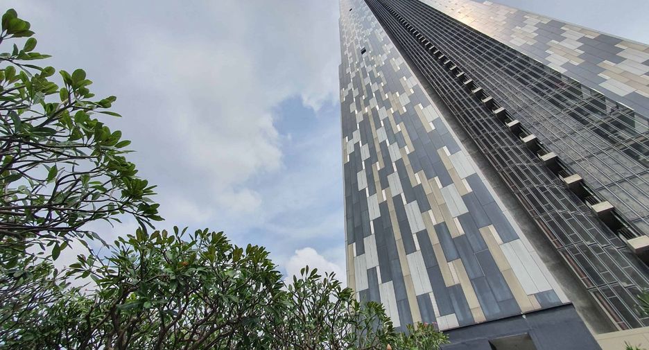 For sale 3 ベッドルーム condo in Sathon, Bangkok