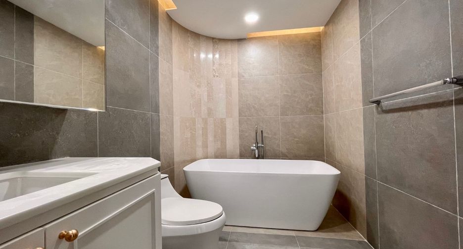For rent 4 ベッドルーム condo in Khlong Toei, Bangkok
