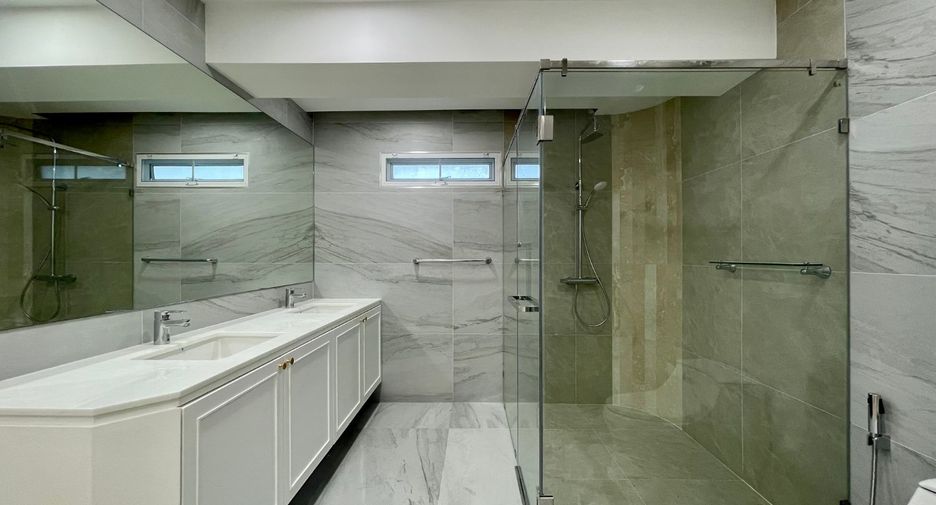For rent 4 ベッドルーム condo in Khlong Toei, Bangkok