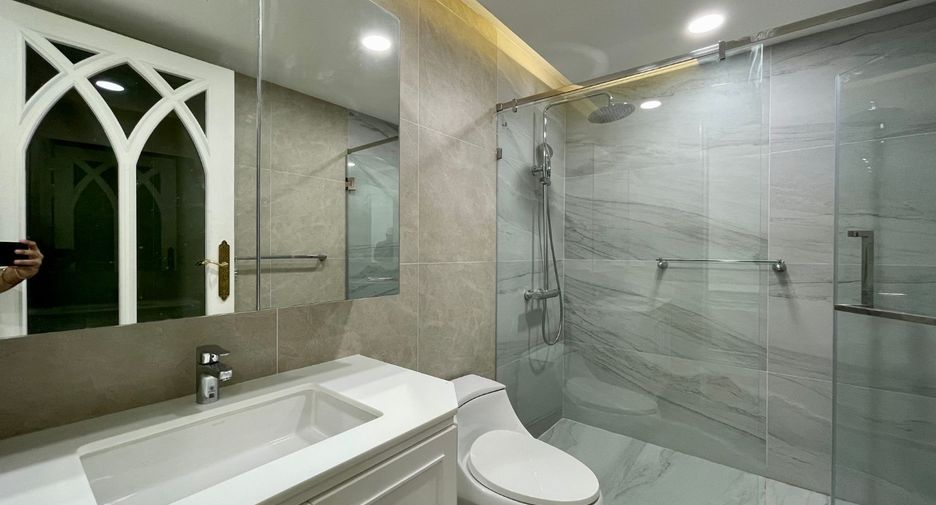 For rent 4 ベッドルーム condo in Khlong Toei, Bangkok