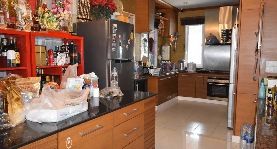 For sale 5 bedrooms apartment in Bang Na, Bangkok