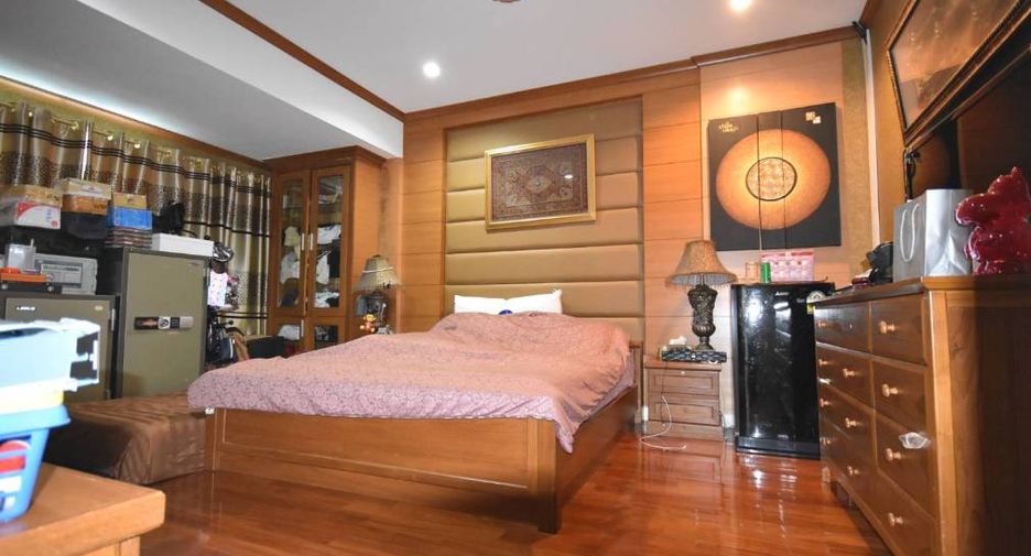 For sale 5 bedrooms apartment in Bang Na, Bangkok