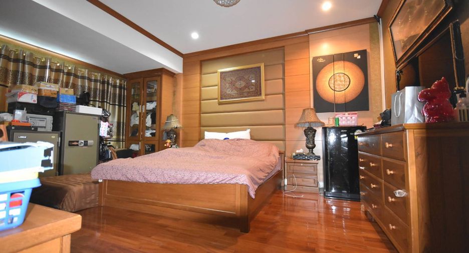 For sale 5 bedrooms apartment in Bang Na, Bangkok