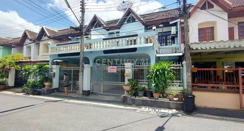 For rent 3 bed townhouse in Huai Khwang, Bangkok