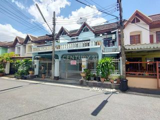 Casa adosada en alquiler de 3 habitaciones en Huai Khwang, Bangkok