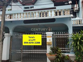 Casa adosada en alquiler de 3 habitaciones en Huai Khwang, Bangkok