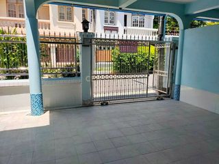 Casa adosada en alquiler de 3 habitaciones en Huai Khwang, Bangkok