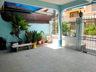 Casa adosada en alquiler de 3 habitaciones en Huai Khwang, Bangkok