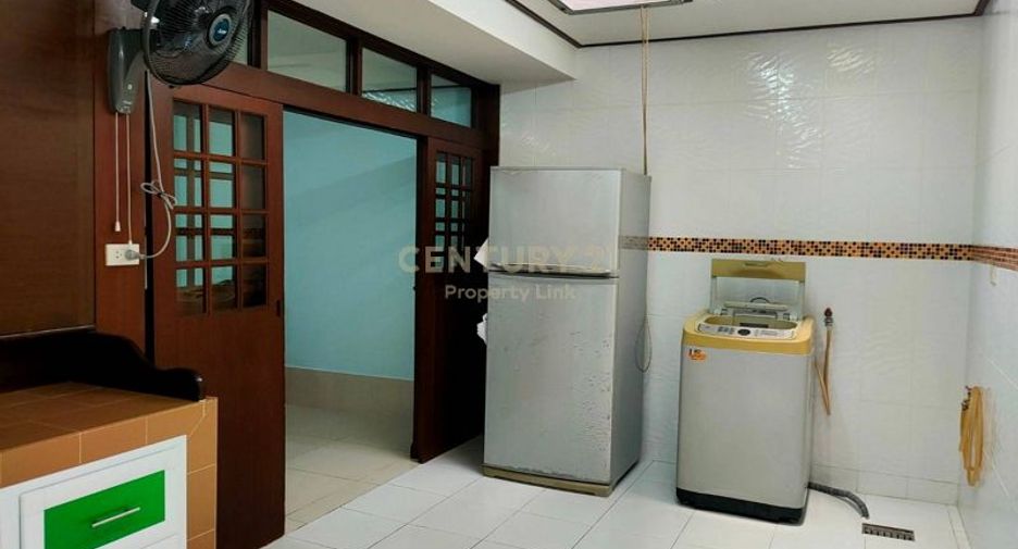 Reihenhaus zur Miete mit 3 Zimmer in Huai Khwang, Bangkok