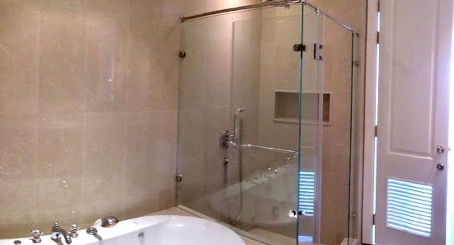 For rent 3 bedrooms condo in Pathum Wan, Bangkok