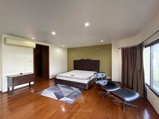 For rent 4 bed townhouse in Khlong Toei, Bangkok
