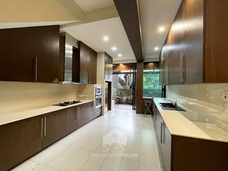 For rent 4 bed townhouse in Khlong Toei, Bangkok