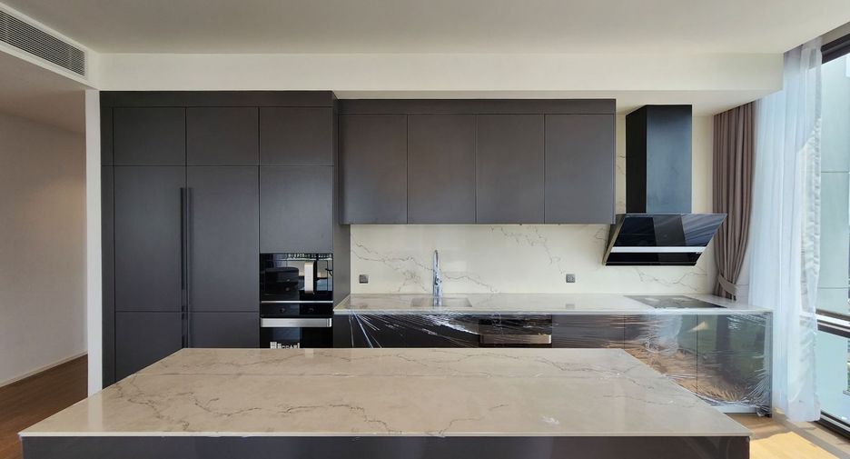 For rent そして for sale 3 ベッドルーム condo in Pathum Wan, Bangkok