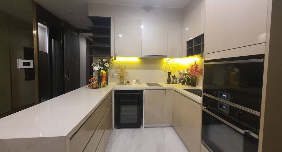 Condo en alquiler de 3 habitaciones en Khlong Toei, Bangkok
