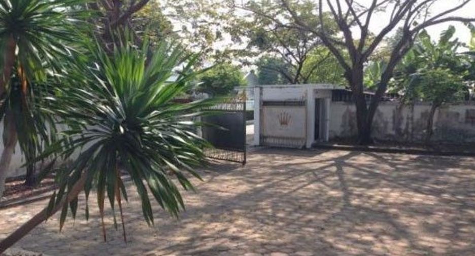 For rent 4 bedrooms house in Phra Khanong, Bangkok