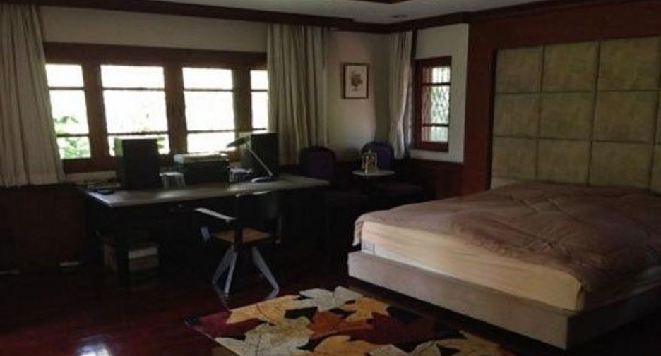For rent 4 bedrooms house in Phra Khanong, Bangkok