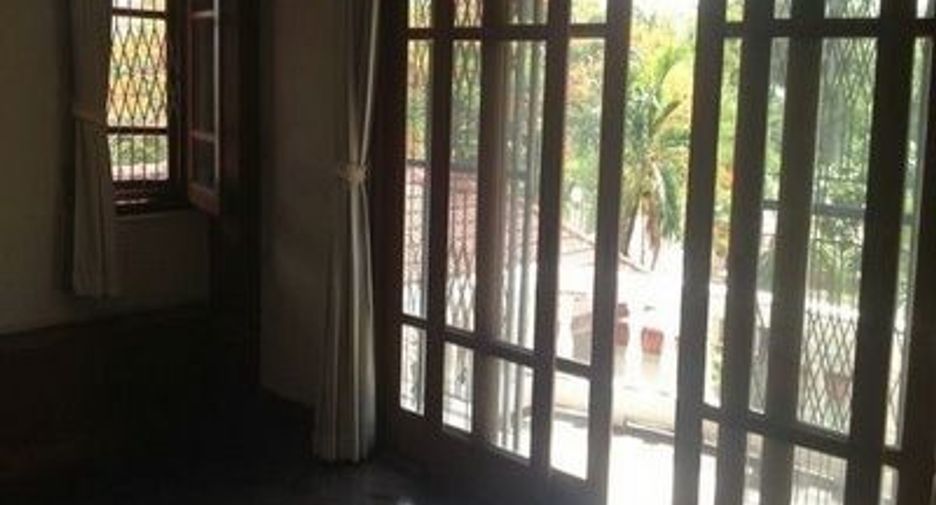 For rent 4 bedrooms house in Phra Khanong, Bangkok